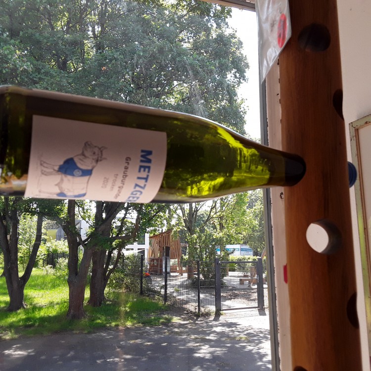 Weinstaender mit Flasche